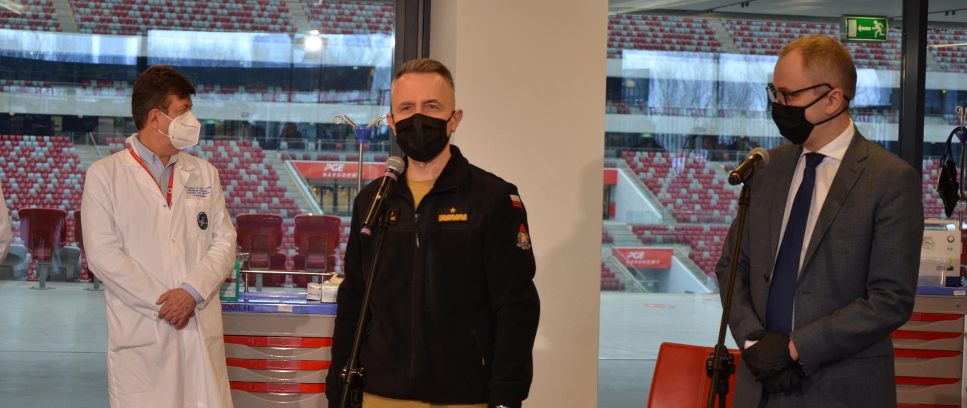 Komendant Bartkowiak w trakcie przemówienia na briffingu prasowym z okazji w trakcie inauguracji procesu szczepień służb mundurowych na PGR Narodowym
