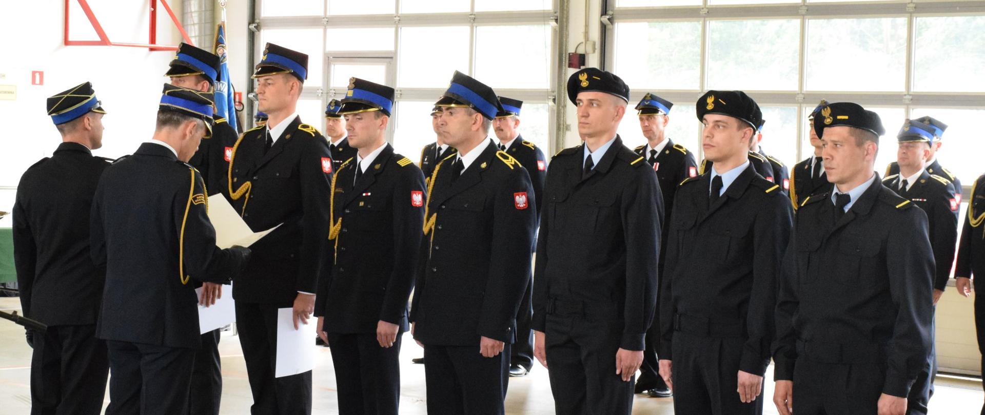 Wręczenie awansów przez przedstawiciela MKW oraz Komendanta powiatowego PSP w Grójcu funkcjonariuszom. 