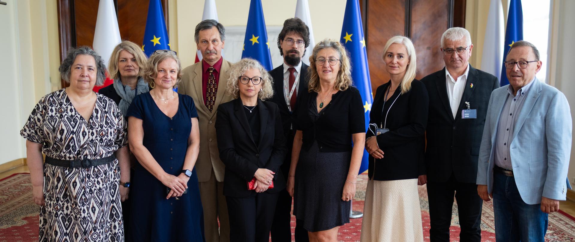 Pełnomocniczka Rządu do Spraw Równości Katarzyna Kotula wraz przedstawicielkami i przedstawicielami Departamentu ds. Równego Traktowania w KPRM oraz delegacją strony mniejszościowej Komisji Wspólnej Rządu i Mniejszości Narodowych i Etnicznych