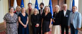 Pełnomocniczka Rządu do Spraw Równości Katarzyna Kotula wraz przedstawicielkami i przedstawicielami Departamentu ds. Równego Traktowania w KPRM oraz delegacją strony mniejszościowej Komisji Wspólnej Rządu i Mniejszości Narodowych i Etnicznych