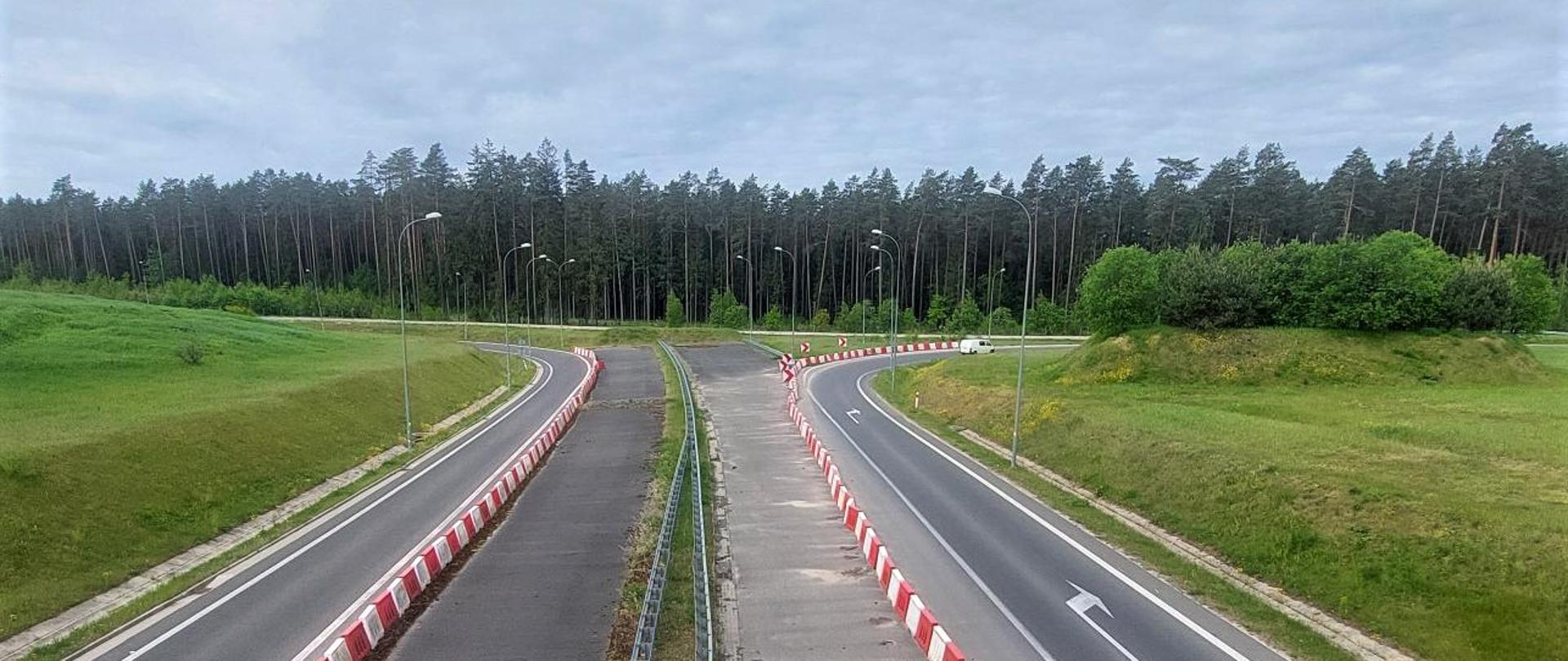 Dwie puste jezdnie kończące się przed ścianą lasu. Od tego miejsca rozpocznie się budowa nowego odcinka S19 od węzła Białystok Północ (na zdjęciu jego fragment) do węzła Dobrzyniewo 
