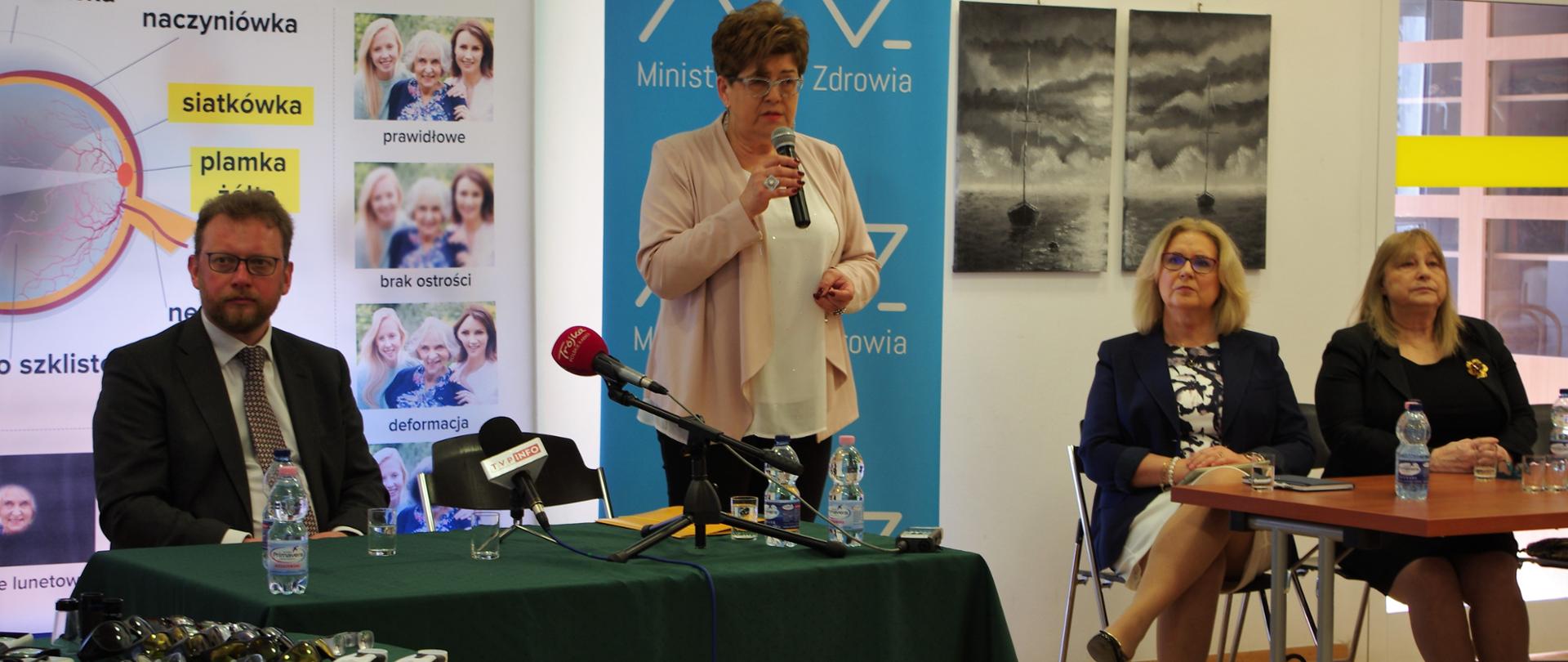 Minister zdrowia Łukasz Szumowski oraz prezes Polskiego Związku Niewidomych Anna Woźniak Szymańska.