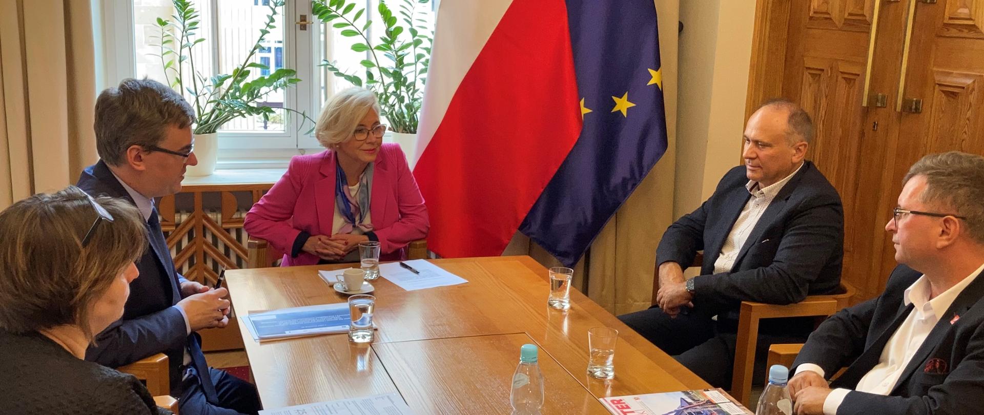 Spotkanie wiceminister Marzeny Machałek z przedstawicielami branży stolarki budowlanej