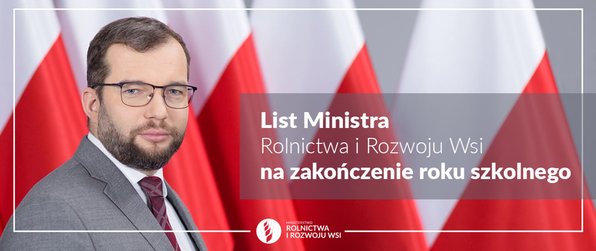 Minister Grzegorz Puda na tle polskich flag. 