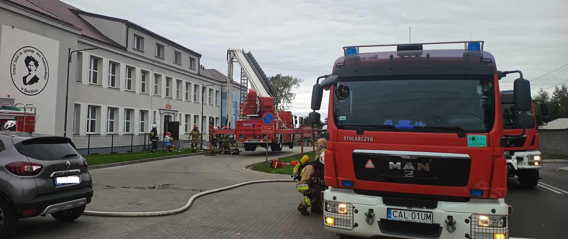 strażacy podczas ćwiczeń obiektowych w szkole w Zbrachlinie.