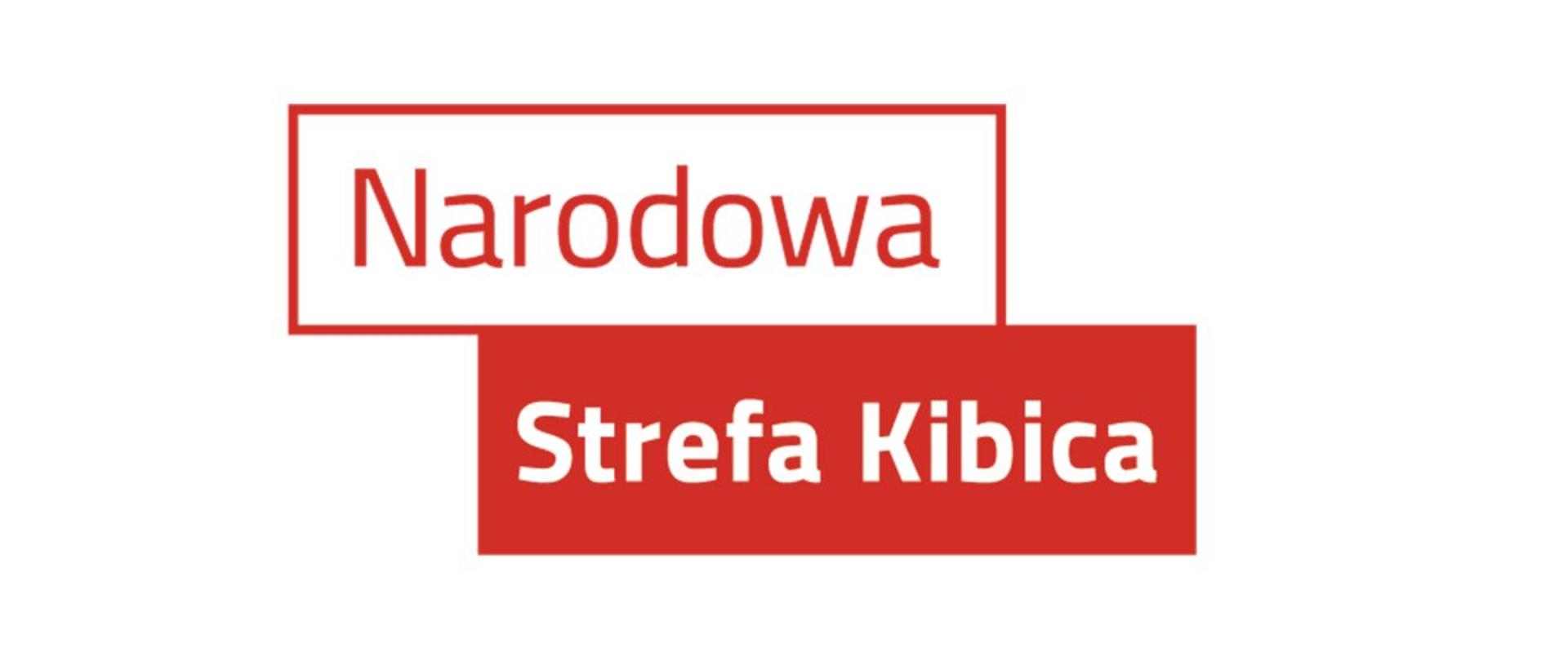 Na zdjęciu znajduje się logotyp Narodowej Strefy Kibica. Są to napisy i ramki w biało czerwonych barwach.