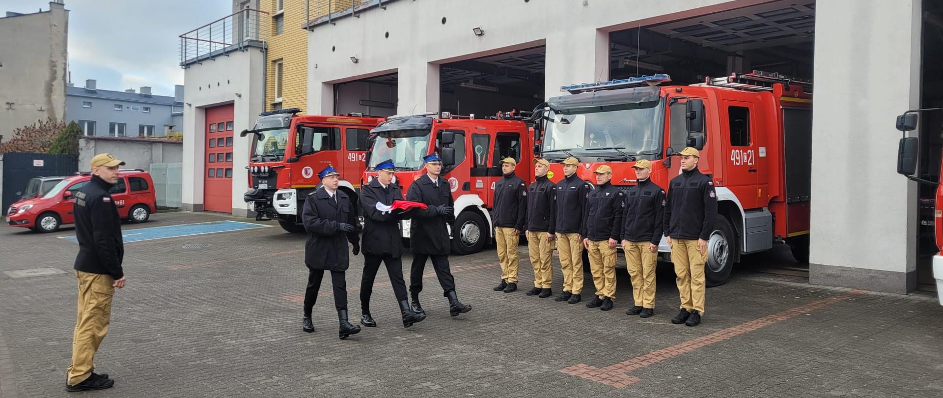 Na zdjęciu strażacy podczas uroczystej zbiórki