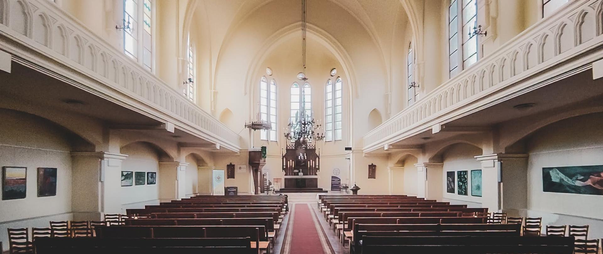 Montaż wystawy Muzyka w malarstwie, w ramach Festiwalu Sola Musica w Kościele Ewangelicko Augsburskim w Częstochowie.
