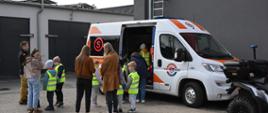 Dzieci zwiedzają ambulans