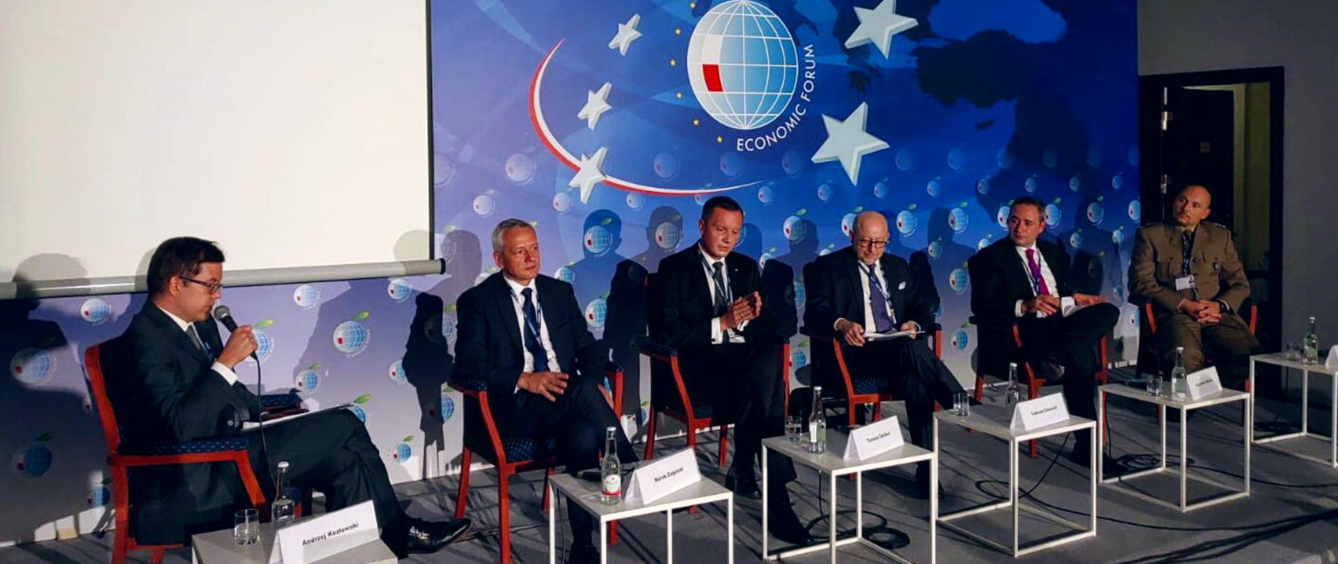 Minister cyfryzacji pośród innych uczestników jednego z paneli dyskusyjnych.