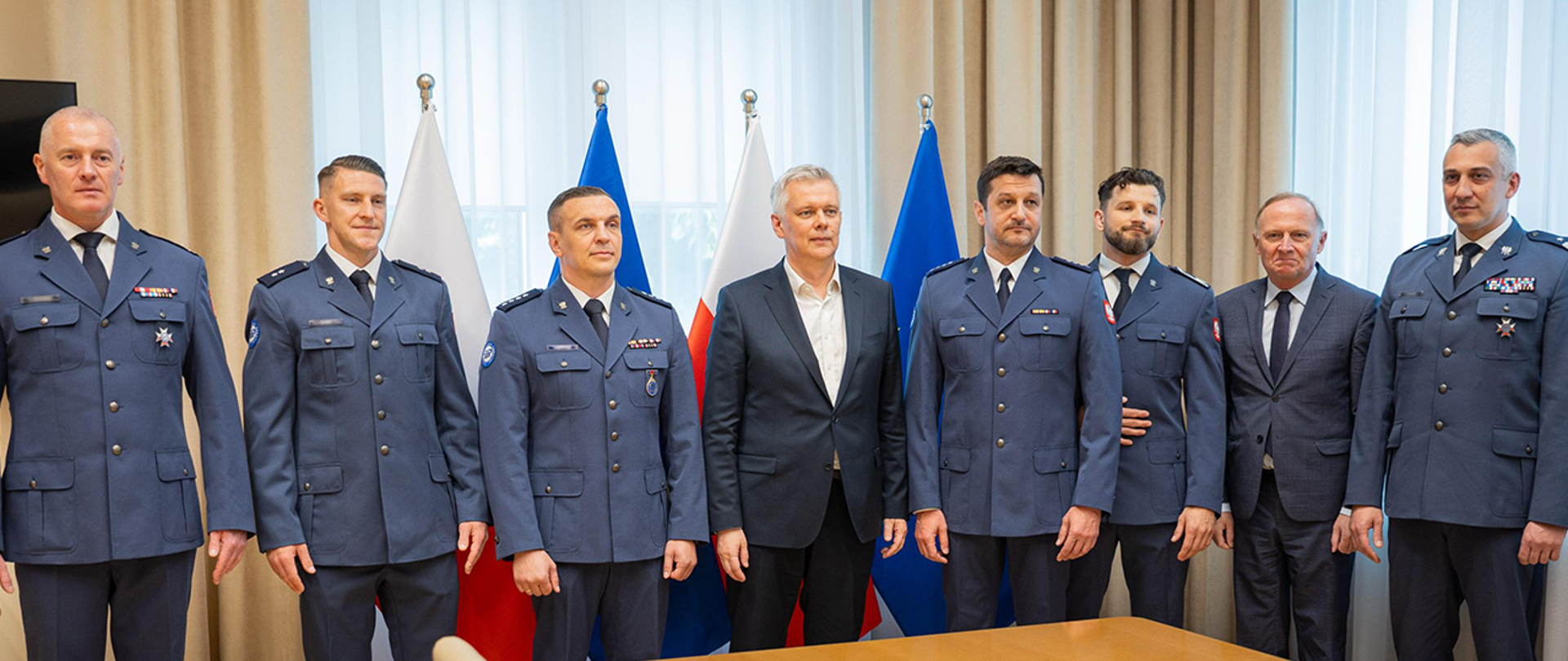 Szef MSWiA wyróżnił czterech funkcjonariuszy SOP