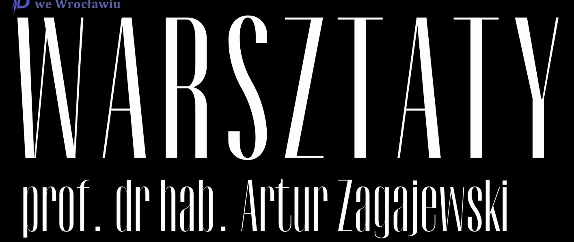 plakat w ciemnej kolorystyce zapowiadający warsztaty z prof. Arturem Zagajewskim. Zawiera zdjęcie wykładowcy oraz informacje dla uczniów