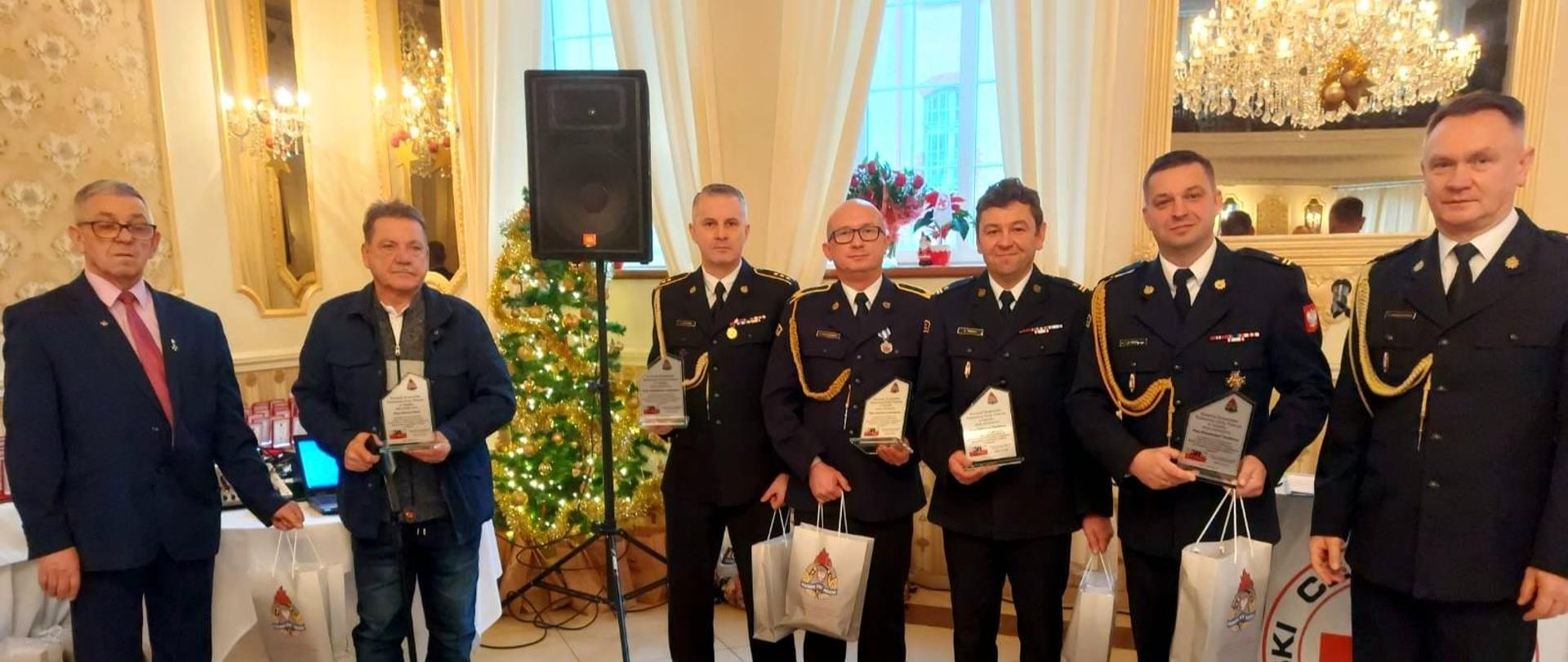 Zdjęcie przedstawia odznaczonych funkcjonariuszy za honorowe oddawanie krwi.