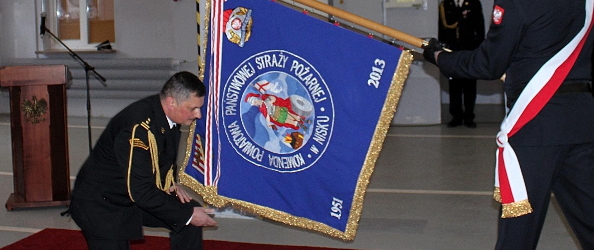 komendant powiatowy wita sztandar jednostki