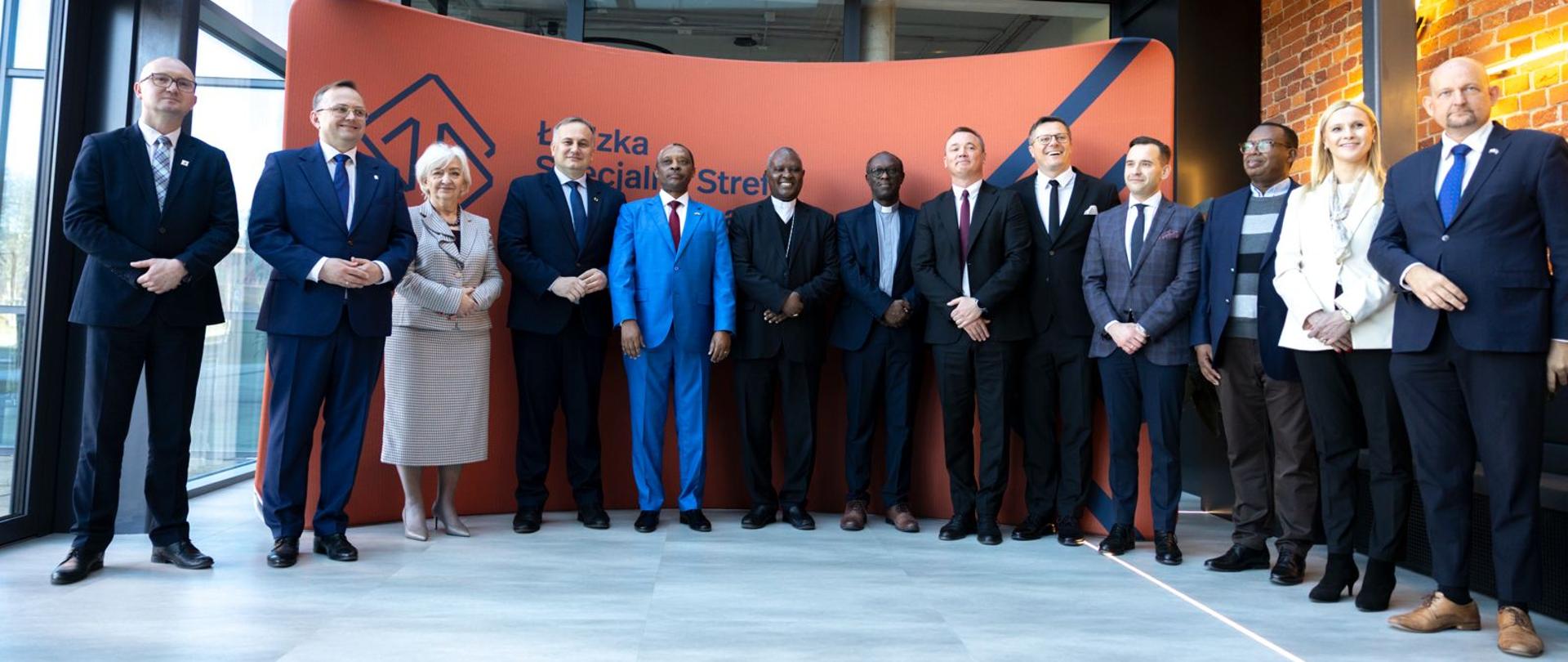 Uczestnicy konferencji prasowej, poprzedzającej spotkanie 