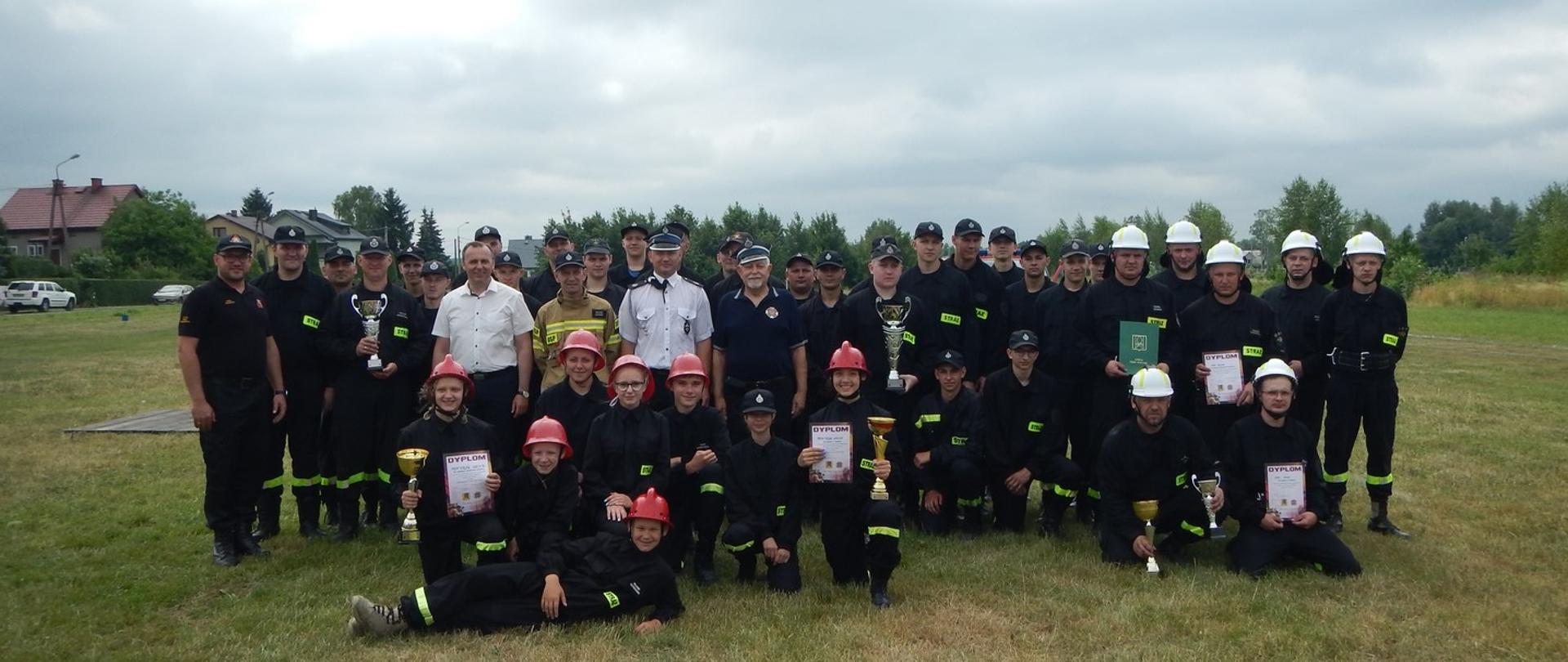 pamiątkowe zdjęcie drużyn drużyn z wójtem zarządem gminnym OSP i komisją sędziowską