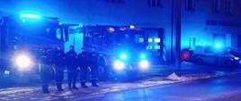 Strażacy JRG Żuromin oddali hołd policjantom, którzy zginęli wskutek obrażeń odniesionych na służbie.