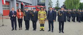Zdjęcie przedstawia strażaków oraz osoby wręczające awanse podczas obchodów dnia strażaka