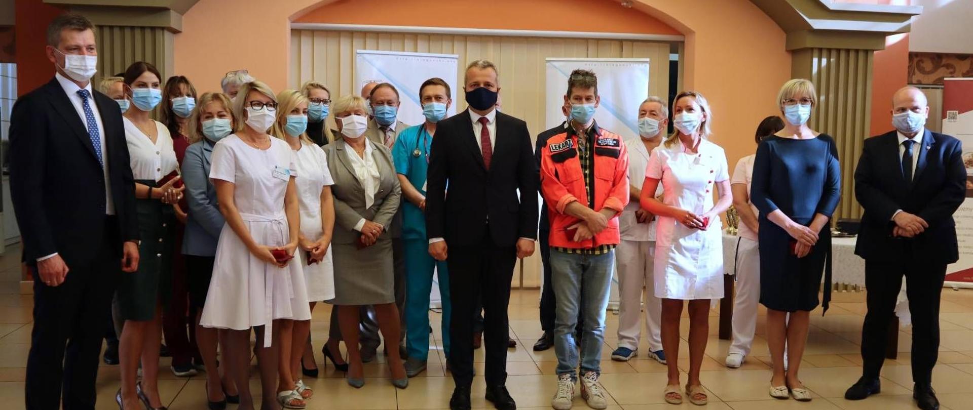 Wojewoda wręcza odznaczenia honorowe dla zasłużonych medyków z Grudziądza