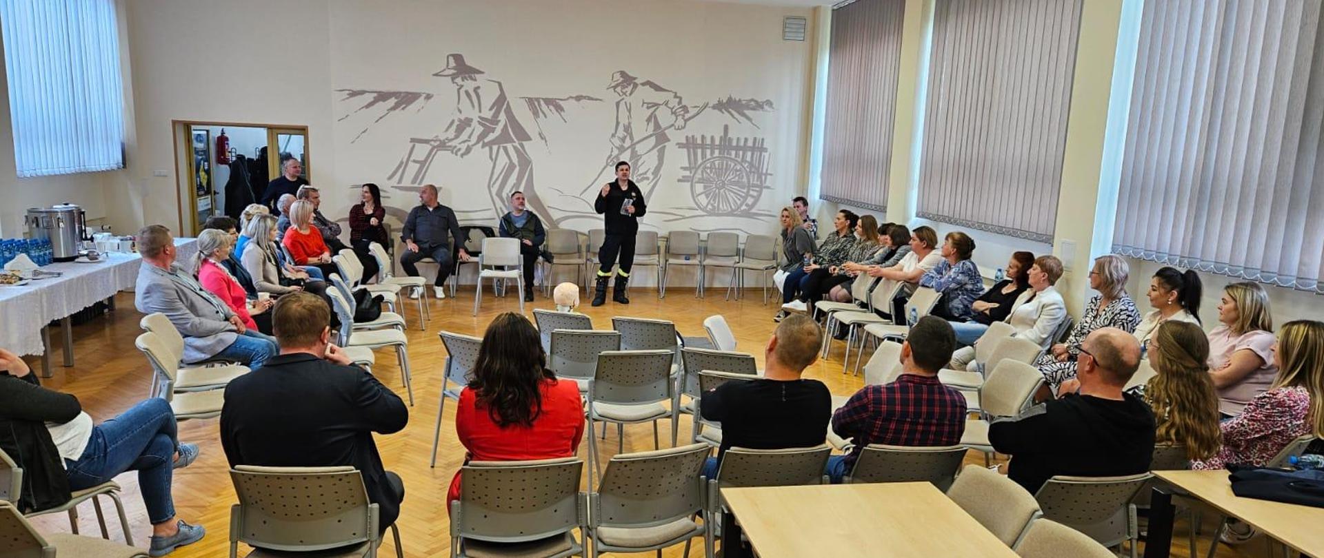 Funkcjonariusz JRG Koło podczas wykładu dotyczącego pierwszej pomocy.