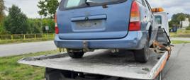 Tył autolawety przewożącej samochód osobowy do stacji demontażu. Pojazd stoi w miejscu kontroli, gdzie został zatrzymany przez patrol mazowieckiej ITD.