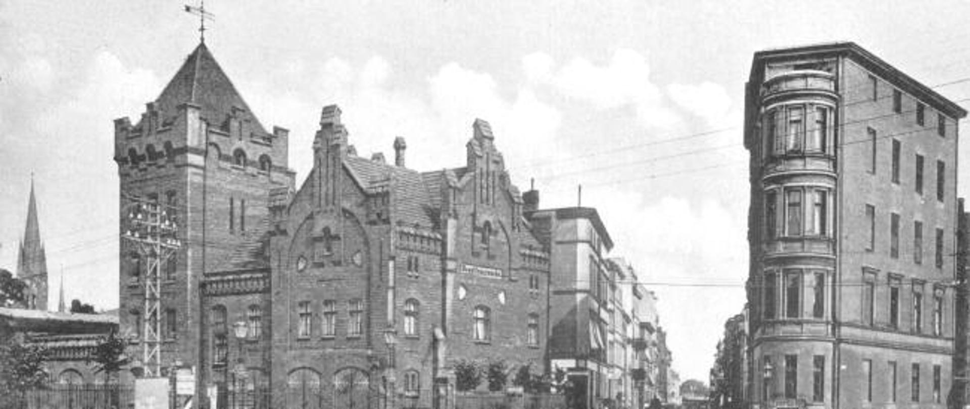 Zdjęcie - Widokówka - przedstawia budynek będący siedzibą toruńskich strażaków w roku 1912. Obecnie obiekt jest siedzibą KW PSP w Toruniu. Mieści się przy ul. Prostej 32.