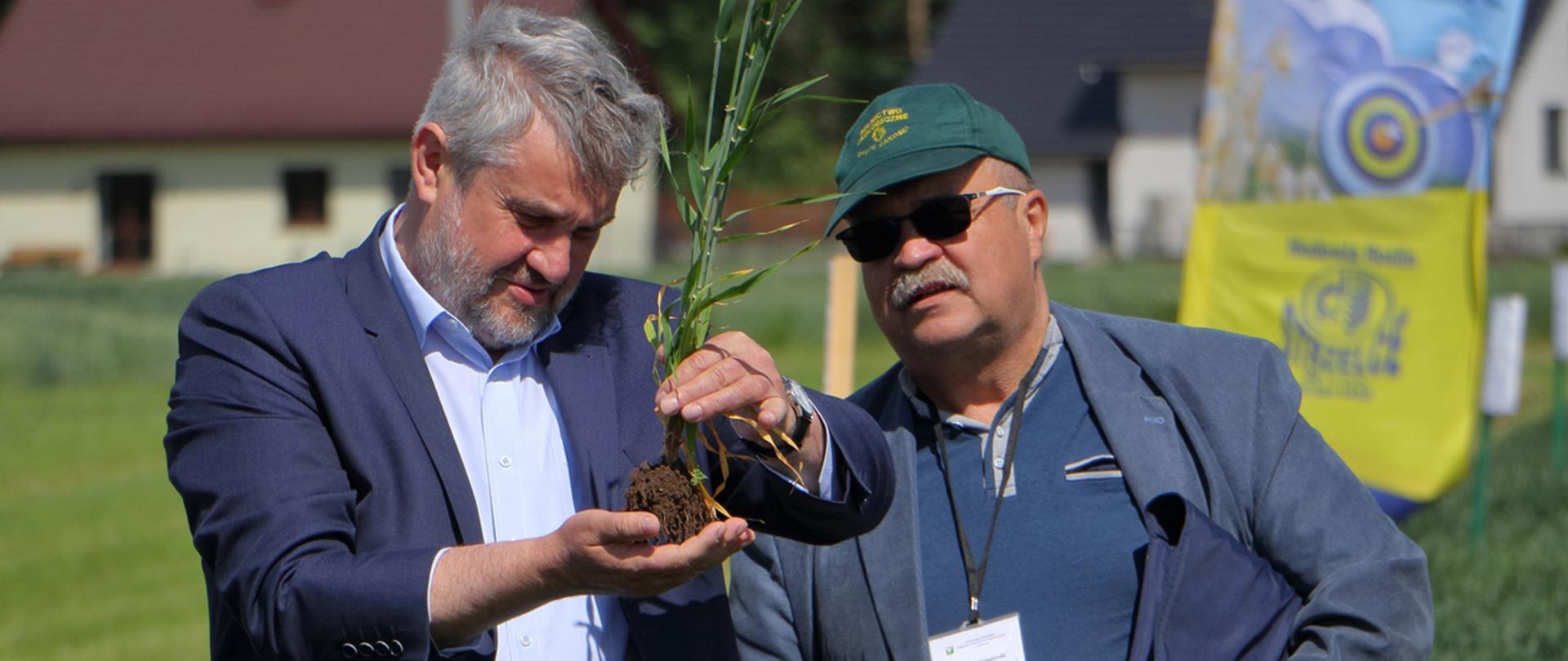 Minister J.K Ardanowski z sadzonką