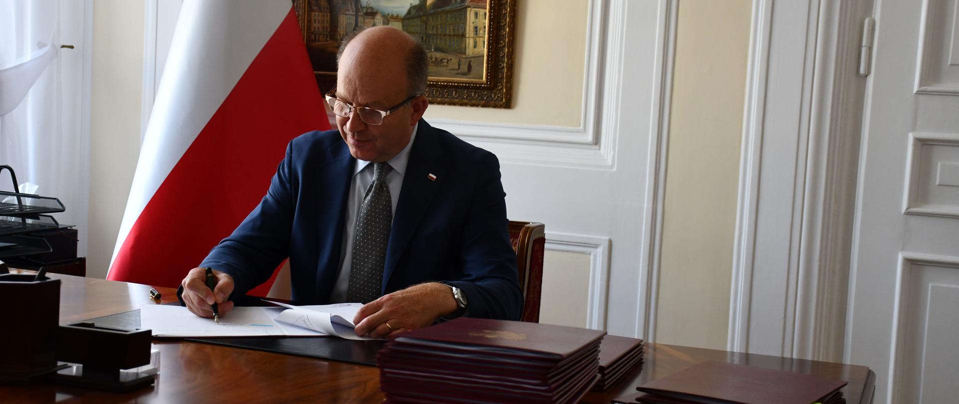 Na zdjęciu widać mężczyznę