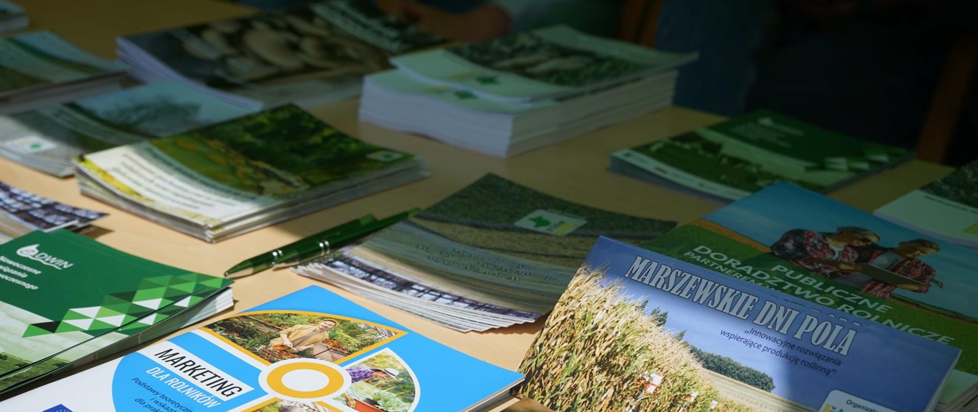 na tole leżą różne książki i broszury dotyczące ochrony środowiska