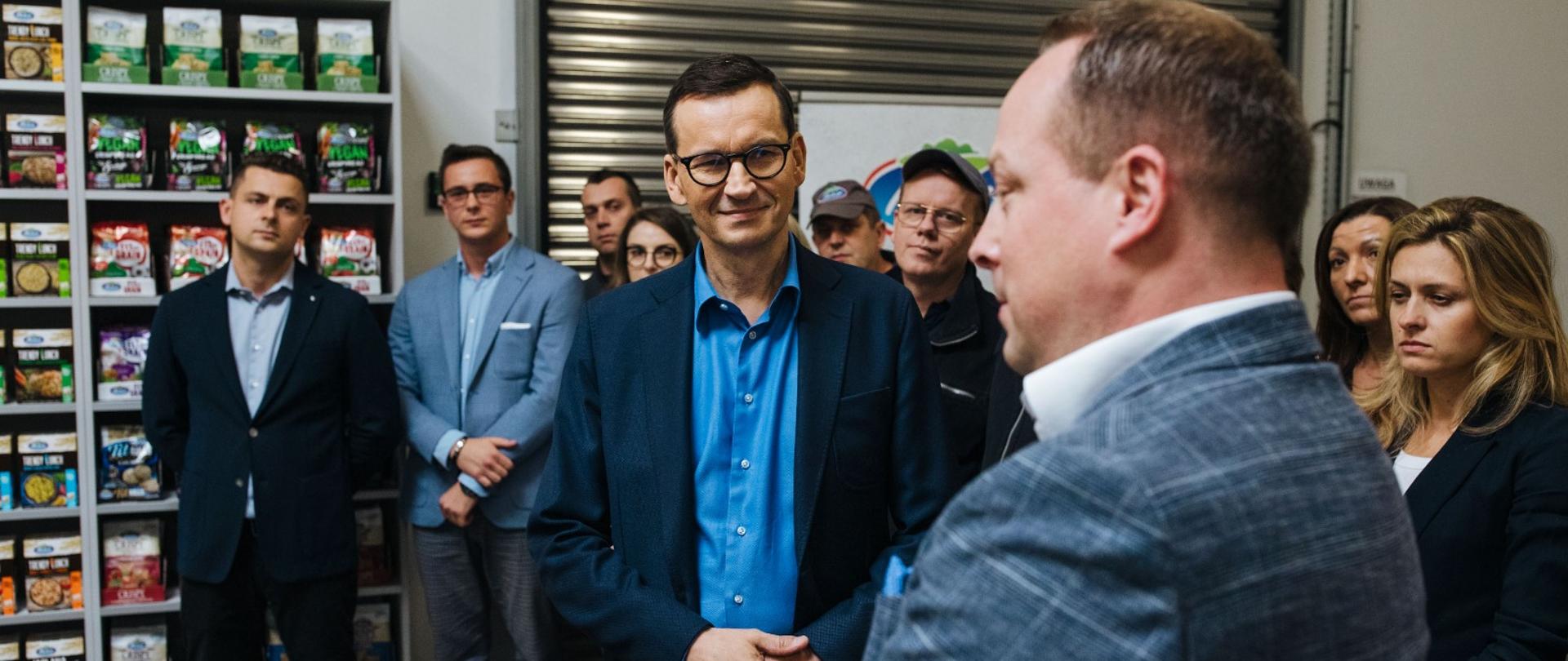 Premier Mateusz Morawiecki podczas wizyty w firmie Melvit S.A.