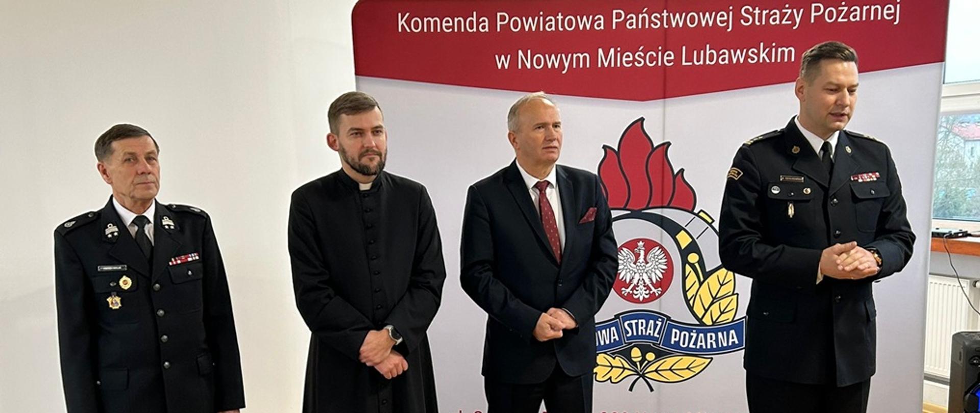 Na zdjęciu Komendant Powiatowy PSP bryg. Krzysztof Szałkowski wraz z zaproszonymi na uroczystość gośćmi