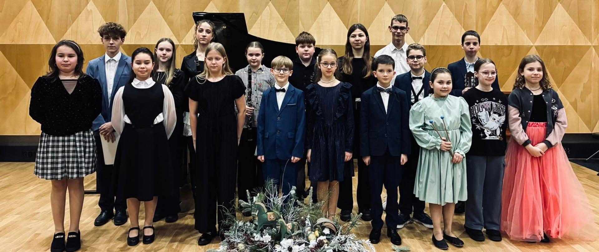 Uczniowie na scenie sali koncertowej PSM