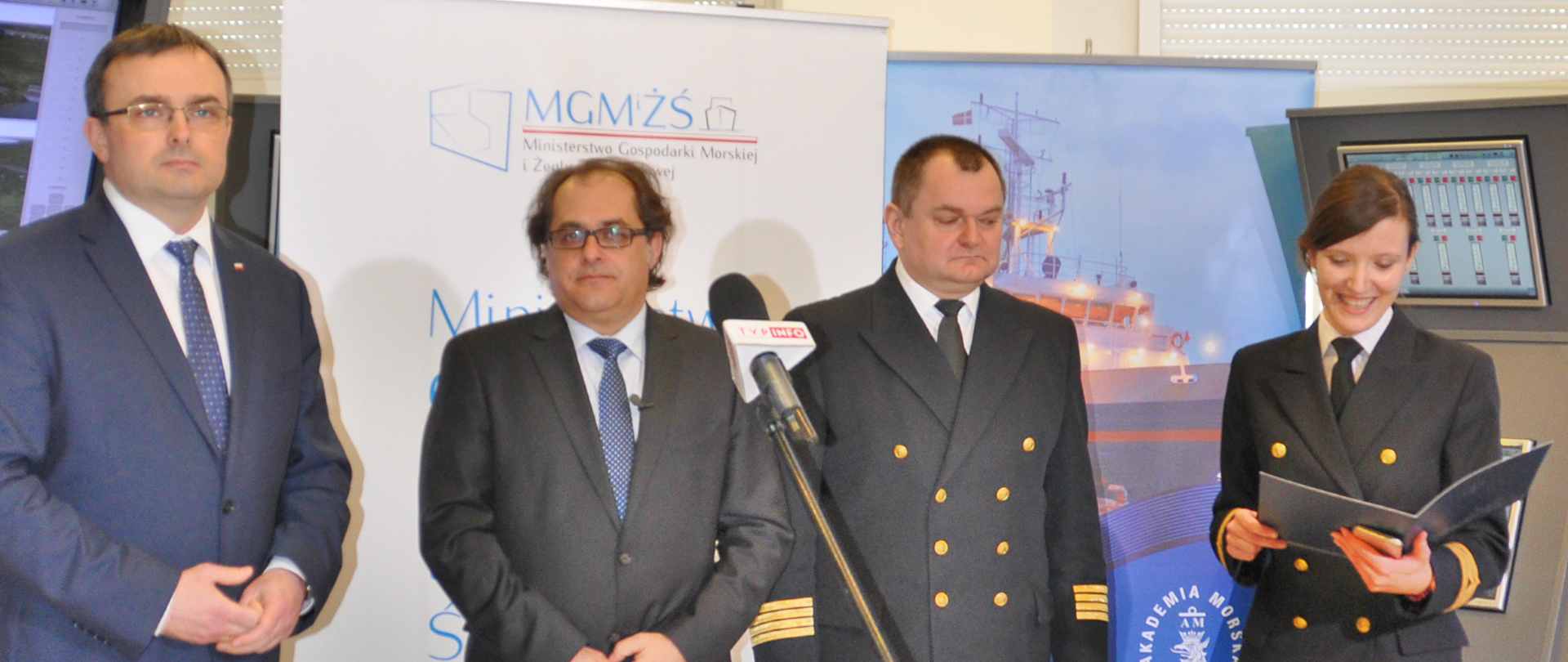 Minister Marek Gróbarczyk w towarzystwie rektora Akademii Morskiej w Szczecinie oraz wojewody zachodniopomorskiego