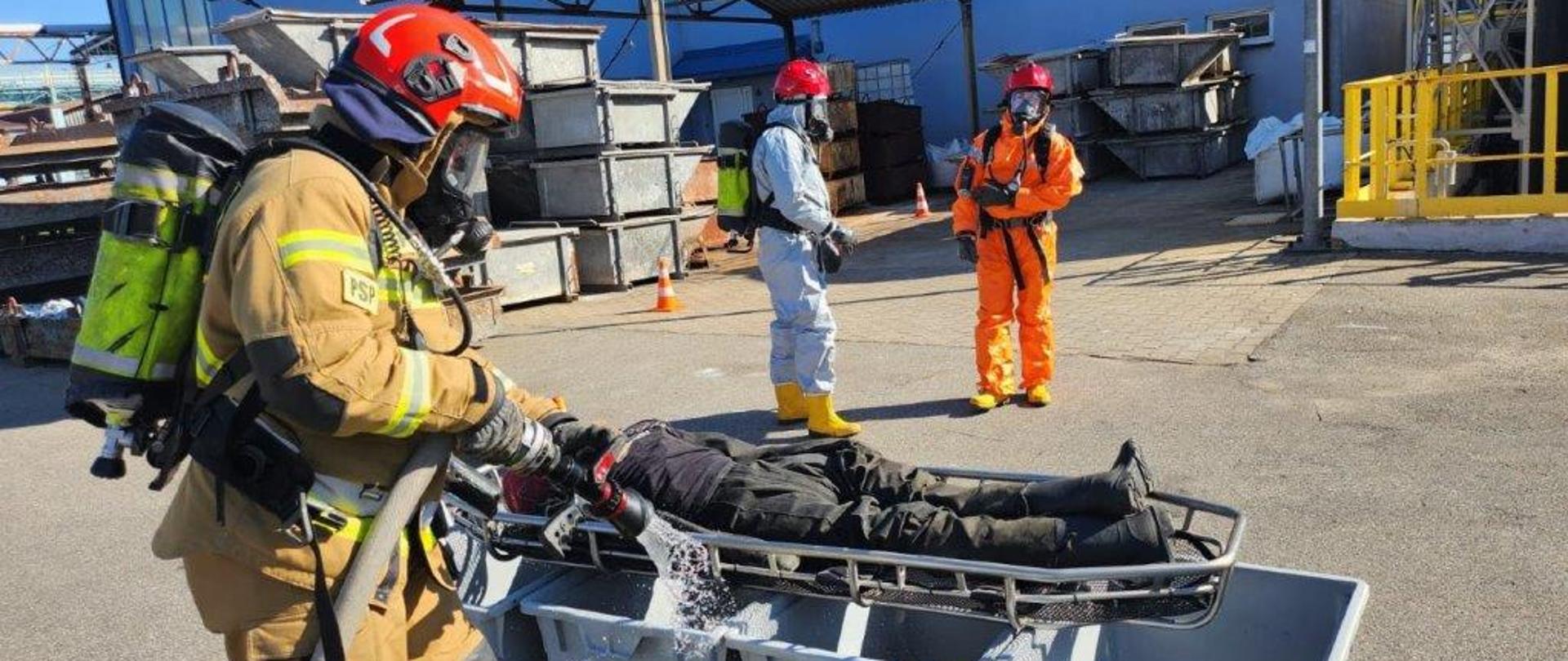  Ćwiczenia Specjalistycznej Grupy Ratownictwa Chemiczno-Ekologicznego „Siedlce-6” w zakładzie Polimex Mostostal S.A. 