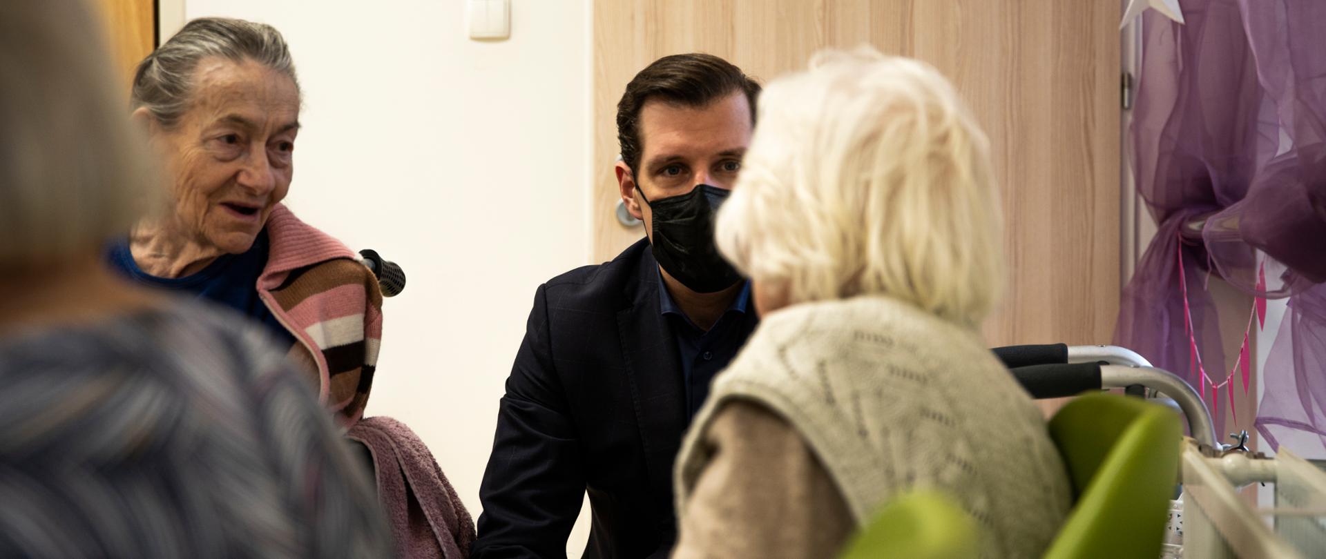  Tobiasz Bocheński - Wojewoda Łódzki odwiedził dziś podopiecznych Zakładu Opiekuńczo - Leczniczego - „Przyjazny Dom Seniora" przy SP ZOZ MSWiA w Łodzi,