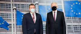 Wicepremier, minister rozwoju, pracy i technologii Jarosław Gowin w maseczce na twarzy, po jego lewej stronie stoi Wiceprzewodniczący Komisji Europejskiej odpowiedzialny za stosunki międzyinstytucjonalne i prognozowanie Maroš Šefčovič. Z tyłu flagi UE.