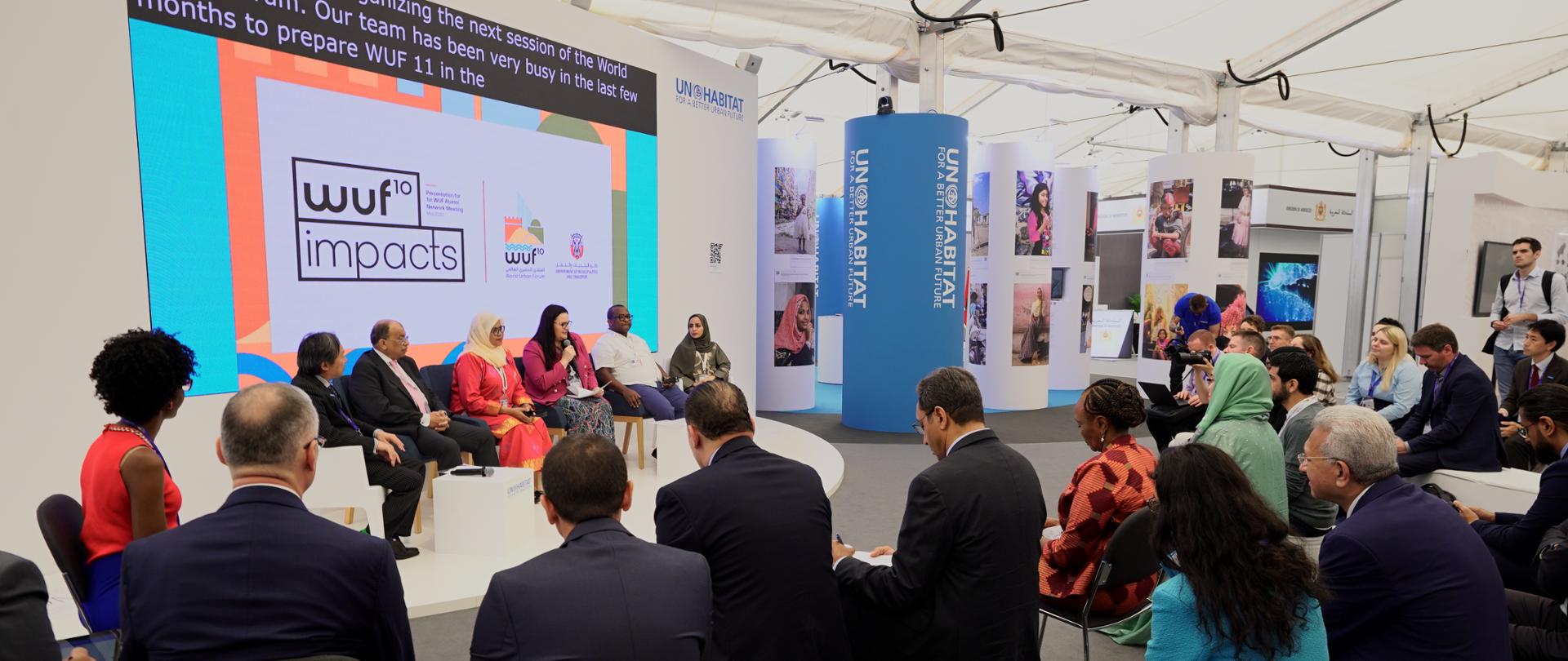 uczestnicy spotkania siedzą wokół panelistów