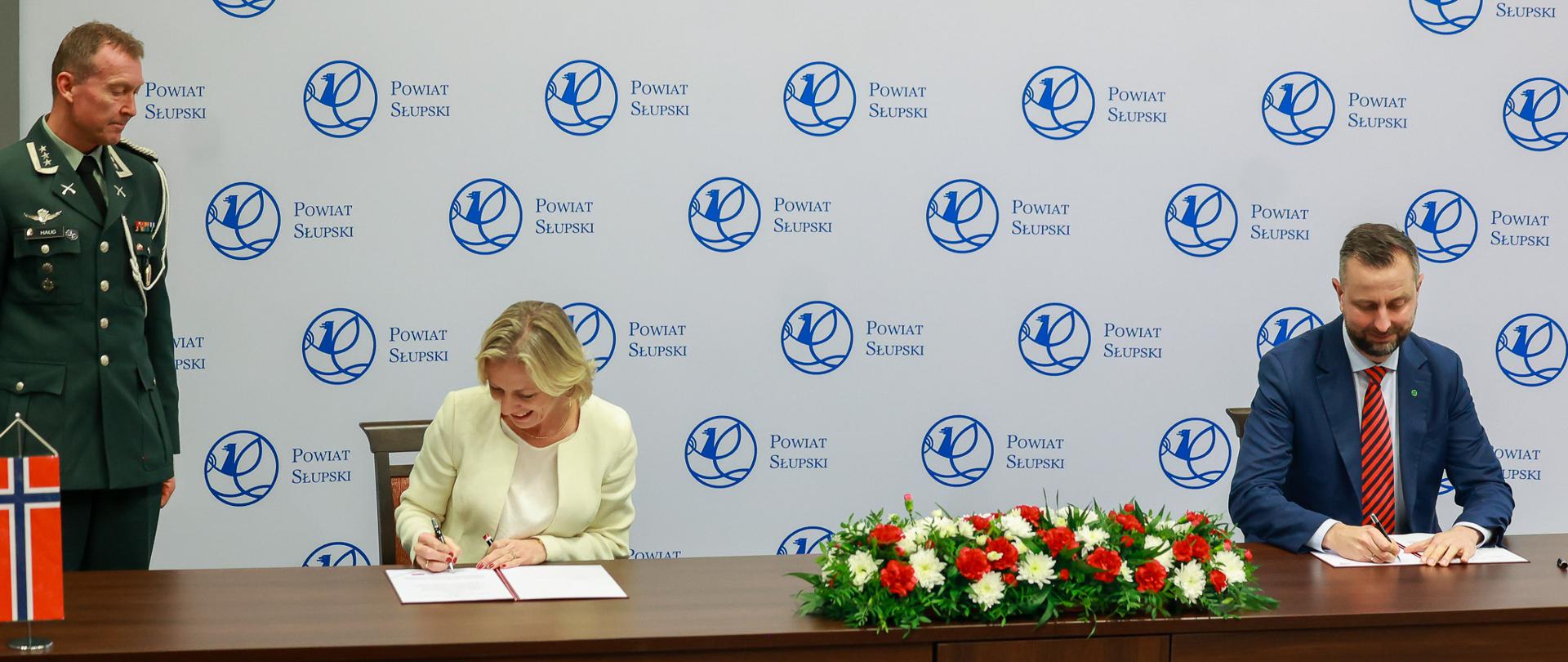 20 listopada 2025 r. wicepremier - minister obrony narodowej Władysław Kosiniak - Kamysz wziął udział w konferencji poświęconej projektowi „Kaszubia - Zielony Okręg Przemysłowy”. Podczas wydarzenia omówione zostały kierunki rozwoju nowoczesnego, zrównoważonego przemysłu oraz możliwości współpracy gospodarczej w regionie województwa pomorskiego, zachodniopomorskiego i kujawsko-pomorskiego oraz na arenie międzynarodowej. Konferencja połączona była z podpisaniem Deklaracji Bałtyckiej przez szefa Ministerstwa Obrony Narodowej RP i sekretarza stanu w Ministerstwie Obrony Królestwa Norwegii Martę Gerhardsen oraz listów intencyjnych dotyczących współpracy w ramach projektu „Kaszubia”. Fot. Krzysztof Niedziela/MON