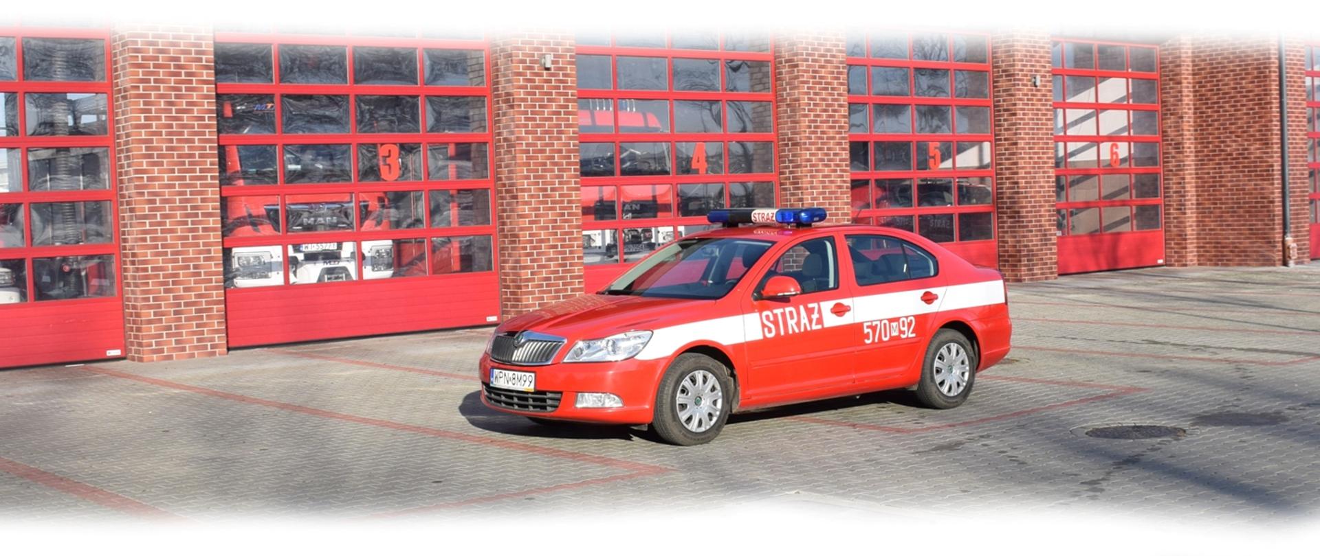 samochód pożarniczy, czerwony, operacyjny, ustawiony przed garażem, KP PSP Płońsk, 2020 r.