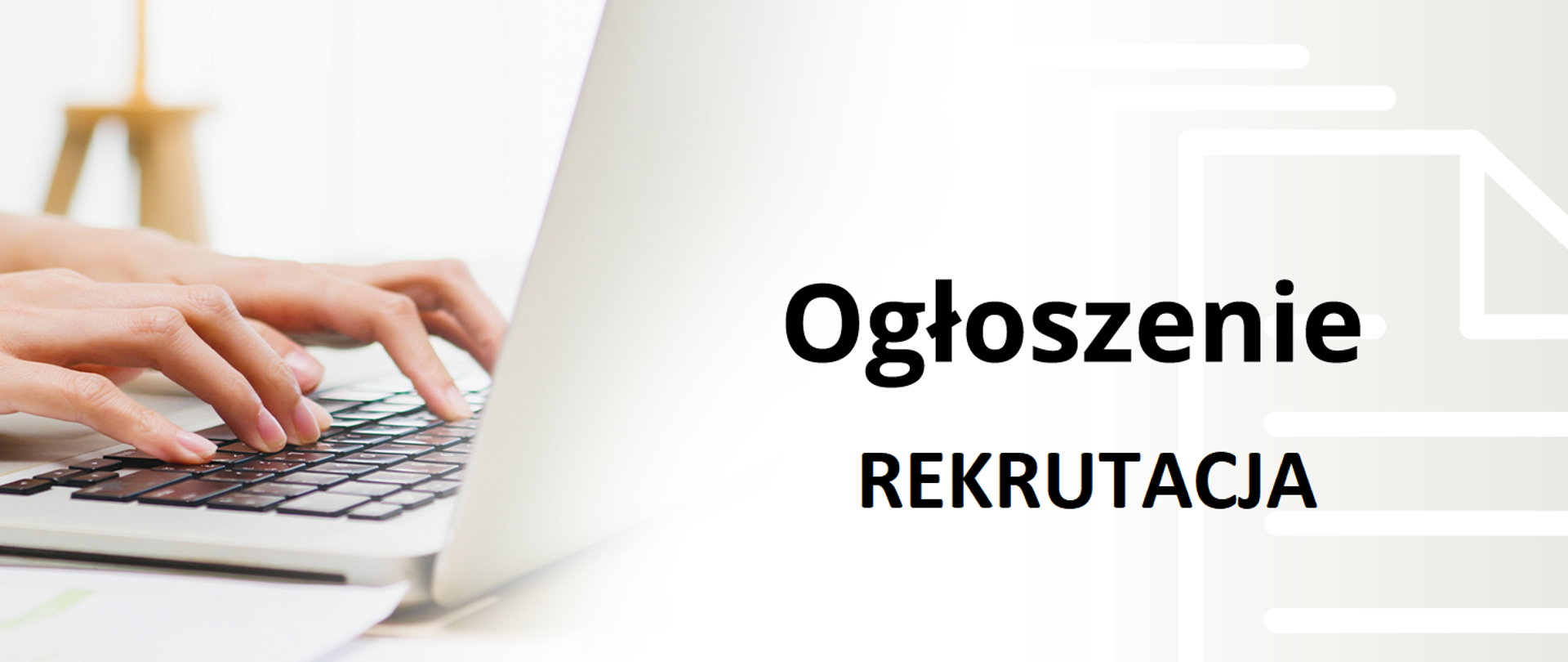 zdjęcie przedstawia po lewej stronie fragment laptopa z dłońmi ułożonymi na klawiaturze, po prawej stronie grafiki na beżowym tle z zarysem kartki napis Ogłoszenie rekrutacja