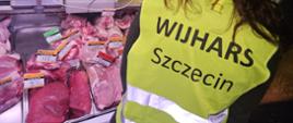 Inspektor WIJHARS podczas kontroli mięsa