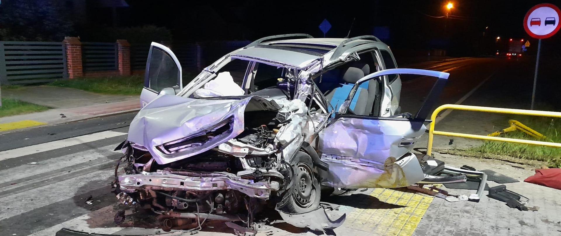 widoczne miejsce zdarzenia uszkodzony pojazd