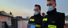 Zdjęcie przedstawia dostarczanie ulotek informacyjnych na temat profilaktyki oraz szczepień przeciwko Covid-19 przez strażaków OSP Krzepice