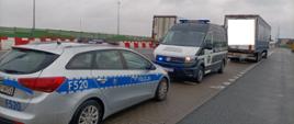Radiowóz ITD i Policji oraz kontrolowany pojazd na parkingu