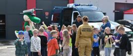 Dzieci zwiedzają stanowisko edukacyjne inspekcji transportu drogowego