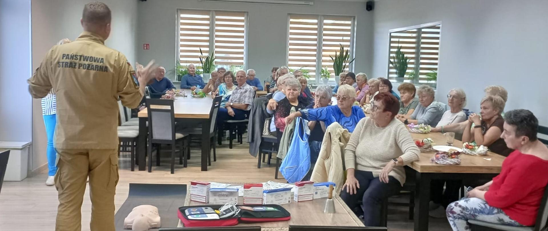 Seniorzy podczas prelekcji