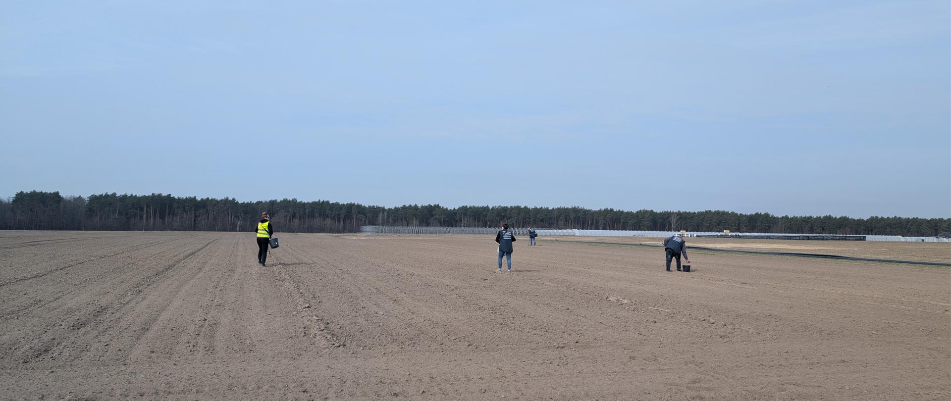 Inspektorzy WIORiN w Lublinie pobieranie prób gleby 1