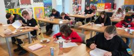 Uczestnicy turnieju piszą test wiedzy