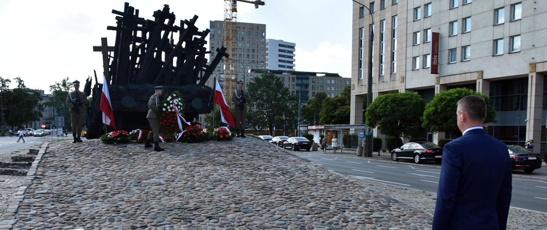 W trakcie uroczystości Wicewojewoda Artur Standowicz złożył w imieniu Wojewody wieniec przed pomnikiem Poległym i Pomordowanym na Wschodzie 