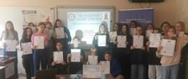 grupa młodzieży z dyplomami Młodzieżowy Lider Zdrowia - kontra HIV